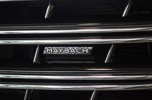 Phiên bản 2018 có thêm dòng chữ Maybach gắn trên lưới tản nhiệt.