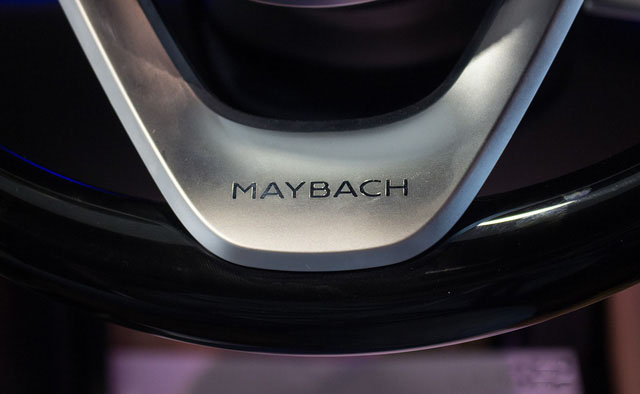 Logo Maybach trên Vô-lăng.